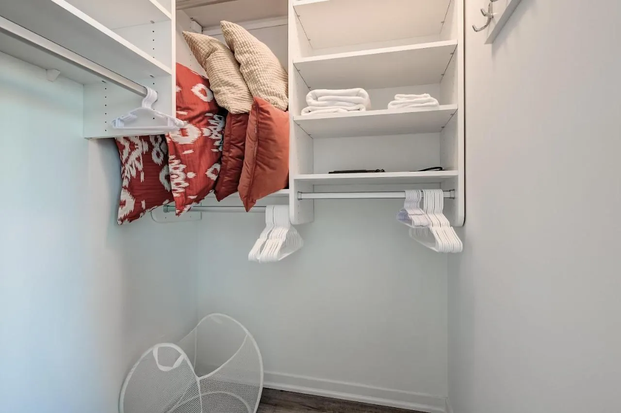 Spacious Lux 2Bd Downtown Toronto With Parking! 0*,  Canada